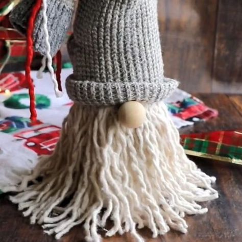 How to Make Mop Gnomes Mop Gnomes, Gnome Figurines, Craft To Make, Gnomes Christmas, Christmas Crafts To Make, Gnomes Diy, Tree Craft, Dollar Tree Christmas, Home Decor Idea