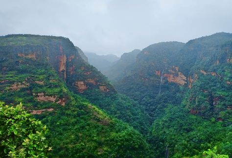 Everyone loves hill station in summer, rainy and winter session . pachmarhi is one of the hill station in the India. Pachmarhi is well known for its lush greenery and scenic landscapes. Pachmarhi Photography, Winter Session, Travel Scenery, Beautiful Roads, States Of India, Travel Magazine, Dehradun, Hill Station, Madhya Pradesh