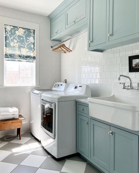 our top 5 design features for the laundry room 👏🏻 1. large single basin sink 2. drying rack (this one is disguised as a drawer, which was… | Instagram Large Laundry Sink, Laundry Room With Utility Sink, Laundry Room Utility Sink, Laundry Utility Sink, Oyster Catcher, Greenwich House, House Upgrades, Mudroom Laundry, Pantry Laundry Room