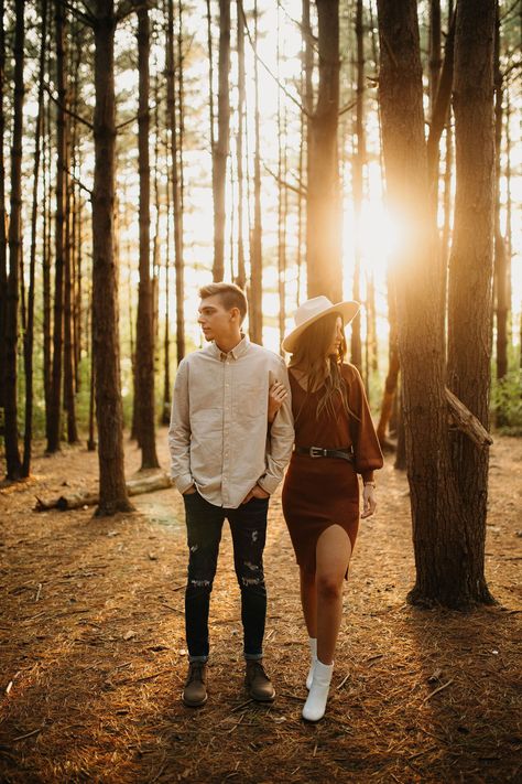 Fall Couple Photoshoot Ideas, Fall Engagement Outfits, Fall Couple Pictures, November Aesthetic, Forest Engagement Photos, Fall Couple Photos, Couple Photoshoot Ideas, Shooting Couple, Fall Photo Shoot Outfits