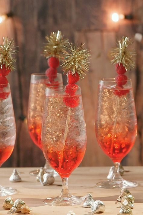 15 Cocktail Recipes for This Year's Oscar Party - Drink Recipes for the Academy Awards Oscars Theme Party, Oscars Party Ideas, Academy Awards Party, Red Carpet Theme, Gold Drinks, Cocktail Party Food, Drink Garnishing, Red Cocktails, Awards Party