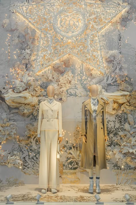 Dior Winter Collection, Dior Themed Wedding, Dior Collection 2022, Dior Boutique Interior, Dior Winter, Dior 2022, White And Gold Decor, Dior Clothing, Dior Fashion Show