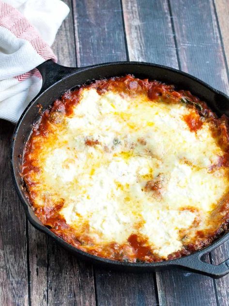 spinach lasagna Lasagna Veggie, Healthy Vegetarian Lasagna, Best Vegetarian Lasagna, Healthy Low Calorie Dinner, Dutch Oven Recipes Cast Iron, Skillet Lasagna Recipe, Skillet Lasagna, Vegetarian Lasagna, Spinach Lasagna