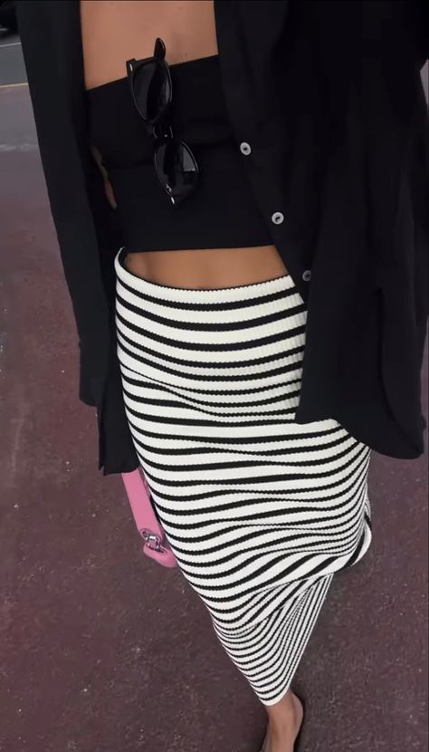 Striped Pencil Skirt Outfit, Black And White Striped Skirt Outfit, Workout Skirt Outfit, Ribbed Dress Outfit, Striped Skirt Outfit, Skirt Outfits Aesthetic, Pencil Skirt Outfits, Striped Skirt Pencil, Striped Skirt