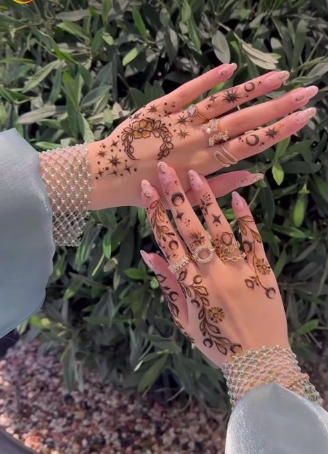 Mehandi For Eid, Bridal Aesthetic, Henna Designs Back, Cute Henna Designs, Front Mehndi Design, Henna Designs Wrist, Finger Henna Designs, Eid Mehndi Designs, Henna Tattoo Designs Hand