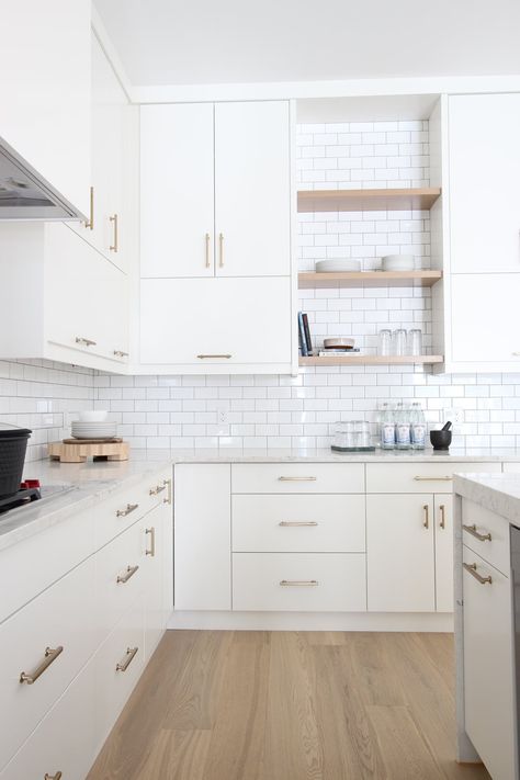 Modern White Flat Panel Kitchen Cabinets, Kitchen Ideas Flat Cabinets, Modern Flat Kitchen Cabinets, Flat Panel White Kitchen Cabinets, Kitchen With Flat Cabinets, Kitchen Cabinet Flat Panel, White Flat Front Kitchen Cabinets, White Flat Kitchen Cabinets, White Glossy Kitchen Cabinets Modern