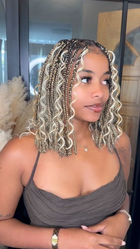 MAÉ HAIR | HUMAN BULK HAIR | NETHERLANDS | Use our water wave curls for the perfect boho bob braids 😻 Bestel via www.maehair.nl. #stitchbraids #knotlessbraids #softlocs… | Instagram Braided Bob Curly Ends, Blonde Knotless Boho Bob, Blonde Boho Bob, Blonde Boho Knotless Braids Bob, Boho Goddess Braids Bob, Curly Braid Bob, Water Curls Braids, Blonde Bob Braids, Short Blonde Braids