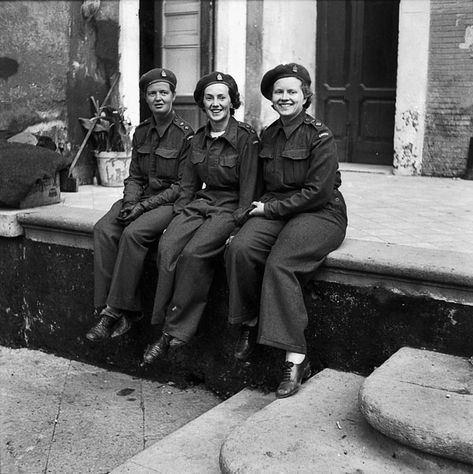 training Wwii Women, Lake Louise Canada, 1940s Women, Army Nurse, Canadian Military, Vintage Nurse, Canadian Army, Military Nurses, Canadian History