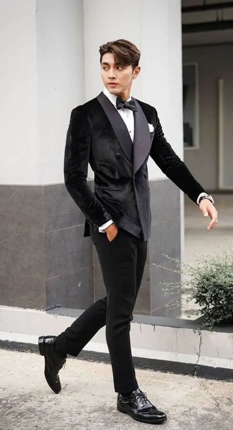 Men Prom Outfit, Designer Tuxedo, Velvet Dinner Jacket, Grooms Men, Suit For Wedding, Prom For Guys, Stylish Mens Suits, Blazer Outfits Men, Slim Fit Tuxedo