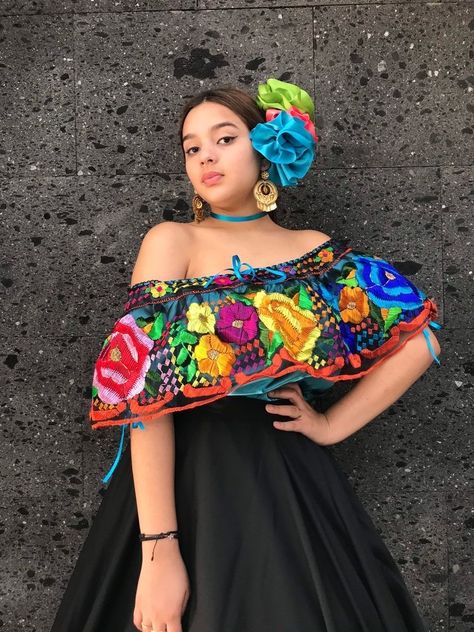 Cinco De Mayo Outfit Women Traditional, Cinco De Mayo Dresses For Women, Mexican Style Photoshoot, Mexican Dresses For Women Party, 5 De Mayo Outfit Ideas For Women, Mexican Blouses Embroidery, Mexican Dress Up Party Costumes, Mexican Outfits For Women Party, Mexican Theme Outfit Women