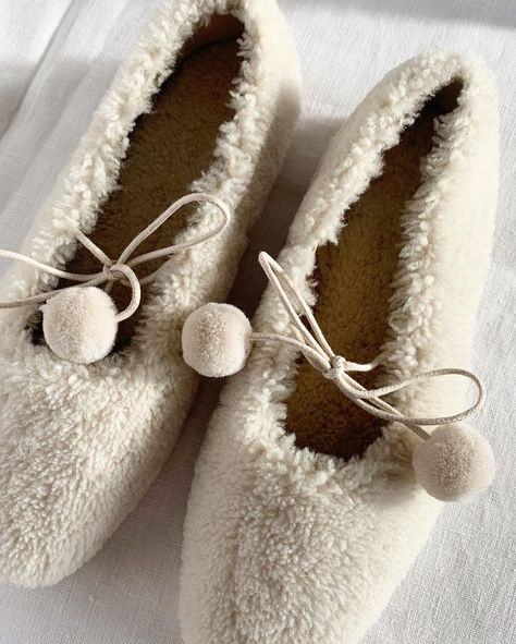 Teddy Accessories, Sleeper Shoes, Moccasin Outfit, Homemade Shoes, Cozy Shoes, Leather Baby Shoes, Shearling Slippers, Fashion Bottoms, Heel Mules