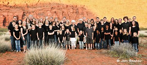 Large Group Photography, Large Family Photography, Large Group Photos, Family Reunion Photos, Large Family Portraits, Large Family Poses, Big Family Photos, Photography Tips And Tricks, Large Family Photos