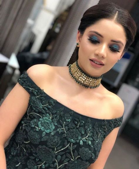 Eye Makeup For Reception Look, Mehandi Makeup Look For Bride, Mehendi Eye Makeup Looks, Mehandi Makeup Look, Indian Party Makeup Looks, Green Lehenga Makeup Look, Party Wear Makeup Look, Party Makeup For Indian Wedding, Sangeet Makeup Look