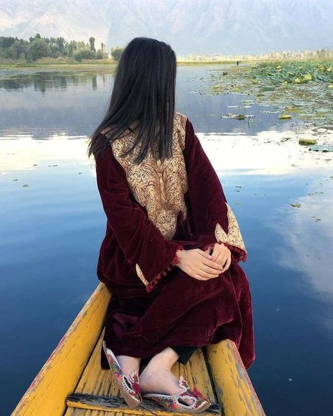 Velvet Kashmiri Suit, Pheran Kashmiri Dress Styling, Kashmiri Pheran Outfit, Kashmiri Phiran Outfit, Pheran Kashmiri Dress Design, Kashmiri Dress Designs, Kashmiri Clothes, Kashmiri Look, Pheran Kashmiri Dress