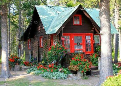 Love this Red Cabin Green Roof, Red House Green Roof, Brown House Red Trim, Green Roof Cabin, Green Tin Roof Exterior Colors, Green Tin Roof, Cabin Exterior Colors, Log Cabin Exterior, Green Cabin