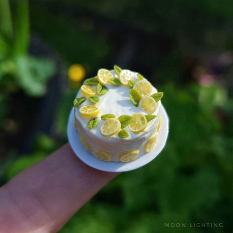 Variations on a theme, miniature polymer clay blueberry and lemon cakes. . . . . . . . #polymerclayfood #polymerclay #blueberries #lemons #blueberryandlemon #miniaturefood #112thscalefood Clay Blueberry, Amazing Miniatures, Lemon Cakes, Miniture Food, Miniature Polymer Clay, Dollhouse Food, Tiny Food, Lemon Desserts, Pasta Flexible