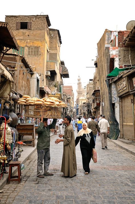 Khan El Khalili Market, Cairo Streets, Selling Bread, Egyptian Streets, Bread Delivery, Travel Packing Tips, Life In Egypt, Egypt Cairo, Conversion Rate Optimization