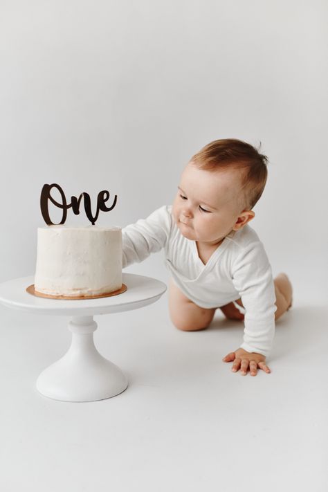 Малыш, бенто-торт, первый день рождение, фотосессия на годик Minimalist First Birthday Photoshoot, Minimal First Birthday Photoshoot, Smashed Cake Photoshoot, 1 Year Birthday Photoshoot At Home, Studio First Birthday Photo Shoot, Simple Cake Smash Photoshoot, First Year Photoshoot For Boy, Diy 1st Birthday Photo Shoot, Simple First Birthday Photoshoot