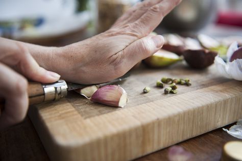 Eating Raw Garlic, Dried Cloves, Tooth Infection, Garlic Benefits, Raw Garlic, Crushed Garlic, Eating Raw, Fresh Garlic, Cheap Meals