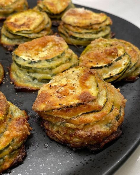 Healthy Recipes on Instagram: “Baked Zucchini Stacks These Baked Zucchini Stacks are crispy cheesy on the outside and pillowy soft on the inside. Vegetables really…” Zucchini Sliders, Zucchini Stacks, Zucchini Snacks, Zucchini Ideas, Courgette Recipes, Zucchini Dishes, Hungry Happens, Baby Meals, Delicious Sides