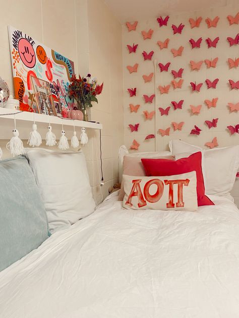 Couch Dorm Room, Sorority House Rooms Bedrooms, Sorority House Rooms Decor, Sorority Living Room, Sorority Room Decor, Sorority Room Ideas, Sorority Bedroom, Sorority Dorm Room, Sorority House Decor