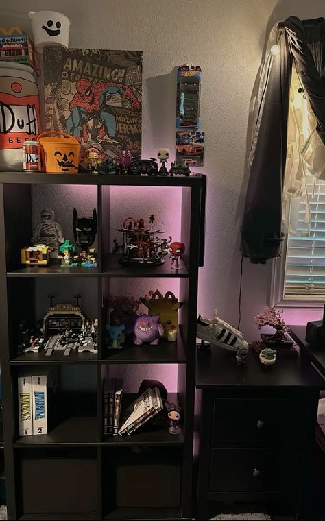 Nerd Shelves, Dark Aesthetic Bedroom Ideas, Nerd Bedroom, Geek Bedroom, Collectors Room Ideas, Hypebeast Bedroom, Small Room Setup, Lego Room Decor, Male Bedroom Ideas