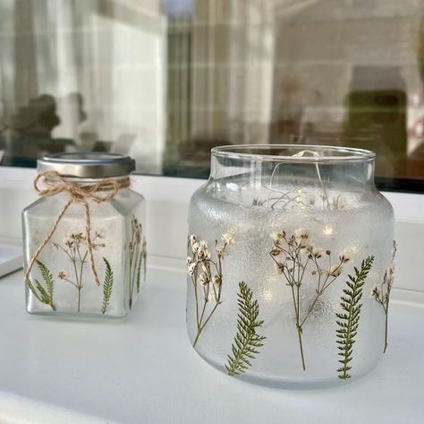 Official Mod Podge Group | Pressed dried flowers and mod podge 🩷 | Facebook Modge Podge Glass, Mason Jar Wedding Decor, Dry Leaf Art, Recycled Jars, Candle Jar Diy, Memory Jar, Mod Podge Crafts, Pressed Flower Crafts, Gift Jar