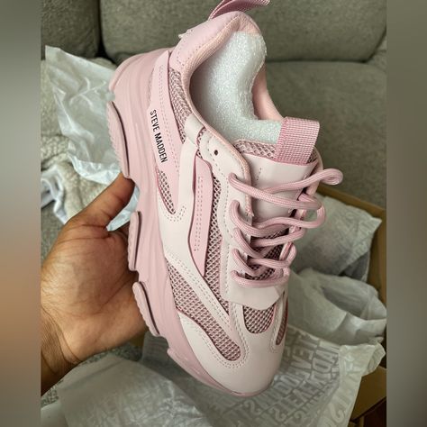 Pink Steve Madden Sneakers, Fits Like A 7 Pink Steve Madden Sneakers, Casual Outfit With Sneakers, Pink Casual Outfit, Shoe Plug, Fits Ideas, Colorful Sneakers, Steve Madden Sneakers, Spring Fling, Shoes Shoes