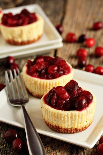 the perfect mini cheesecake Individual Cheesecake Recipes, Individual Cheesecakes, Brownie Desserts, Mini Cheesecakes, Think Food, Cranberry Sauce, Yummy Sweets, Food Cakes, Mini Desserts