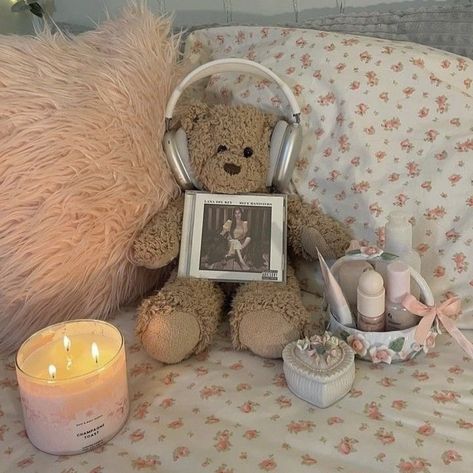 Rose Teddy Bear, Holding A Heart, Express Love, Pink Bear, Lana Del Rey, Teddy Bear, Bed