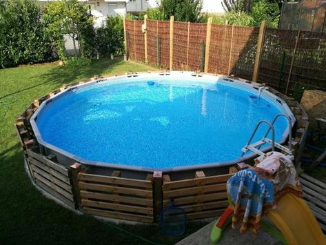 How to Reuse and Recycle Wood Pallets in Gardens and Outdoor Rooms, 55 DIY Ideas Pallets Around Pool, Round Swimming Pool Ideas, Pallets Around Above Ground Pool, Deck Around Above Ground Pool, Diy Pool Ideas, Decks For Above Ground Pools, Pool Float Storage, Decks Around Pools, Pallet Pool