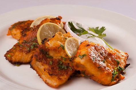 How to make Mahi Tikka (Roasted Fish Tikka) - Ingredients:Fish - 1 kg, cut into boneless piecesClarified Butter - 1/2 cupOnions - 1/2 cup, slicedGarlic - 3 tbsp, choppedSalt to tasteRed Chilli Fish Tikka, Tandoori Fish, Parsi Food, Indian Seafood, Fish Fry Recipe, Punjabi Cuisine, Fish Recipes Baked, Roast Fish, Tikka Recipe