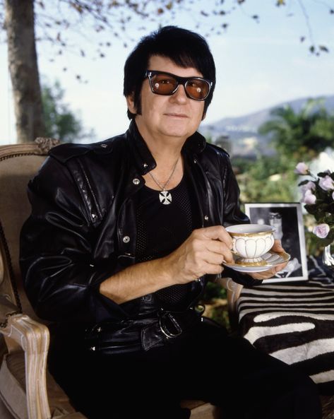 Tea time for Roy Orbison. People Drinking Tea, People Drinking, Travelling Wilburys, Roy Orbison, 70s Music, Pop Rock Bands, Gift For Music Lover, Music Albums, Music Star