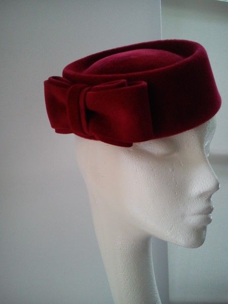 Dark Red Velour Pillbox Hat by KAREN GERAGHTY #millinery #HatAcademy Fascinator Hats Outfit, Couture Hats, Women Hats Fashion, Fedora Hat Women, Elegant Hats, Cocktail Hat, Pillbox Hat, Millinery Hats, Diy Hat