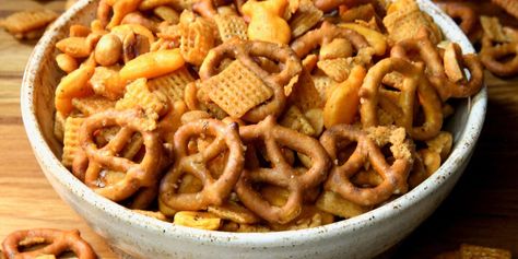 This buffalo pretzel snack mix is perfect for a game day treat, movie night, tailgating, or just when you need a snack attack. Chex Mix Healthy, Buffalo Pretzels, Ranch Chex, Ranch Chex Mix, Pretzel Mix, Homemade Chex Mix, Hot Wing Sauces, Pretzel Snacks, Small Town Living