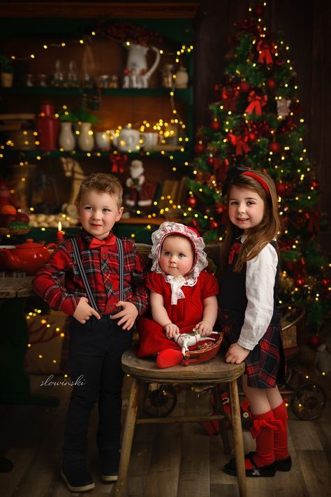 Christmas Photoshoot Kids, Christmas Mini Shoot, Holiday Photos Outfits, Christmas Photography Family, Family Christmas Pictures Outfits, Christmas Pictures Outfits, Christmas Poses, Christmas Family Photoshoot, Xmas Outfits