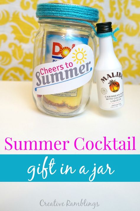 A super easy and refreshing summer jar gift.  A cocktail in a mason jar.  Cheers to summer! Cocktail In A Jar, Mason Jar Cocktails, Gift In A Jar, Diy Food Gifts, Cocktail Gifts, Drink Gift, Alcohol Gifts, Mason Jar Gifts, Cadeau Diy