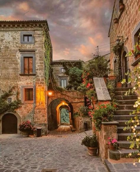 Italian Houses Exterior, Italian Countryside House, Tuscan Style Homes, Ancient Village, Italian House, Italian Village, Italian Architecture, Casa Vintage, Italian Countryside