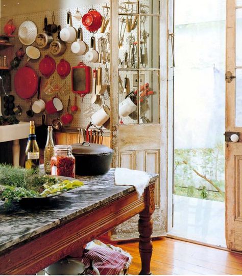 Mary Cooper's former Creole cottage kitchen French Villa, Casa Cook, Diy Home Accessories, Casa Vintage, Updated Kitchen, French Country Decorating, Country Chic, Beautiful Kitchens, Pots And Pans