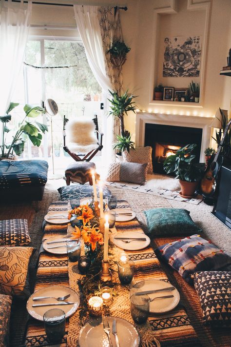 Boho Friendsgiving 2016 www.blackandblooms.com Floor Dining Ideas, Floor Seated Dining, Floor Table Ideas, Lounge Dinner Ideas Living Rooms, Friendsgiving Living Room, Bohemian Floor Seating, Low Dining Table Floor Seating, Floor Sitting Ideas, Round Low Table