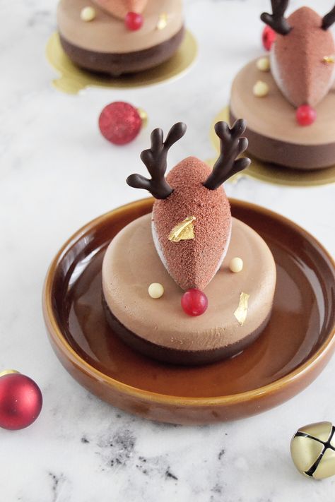 Modern Pastry, Dessert Person, Christmas Desserts Party, Patisserie Fine, Christmas Pastries, Xmas Desserts, Kid Desserts, Dessert Plating, Gourmet Desserts