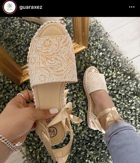 Mexican Clothing, Mexican Shoes, Pink Ideas, Cute Cowgirl Outfits, Mexican Sandals, Western Shoes, Pretty Sandals, Trendy Shoes Sneakers, Cute Shoes Heels