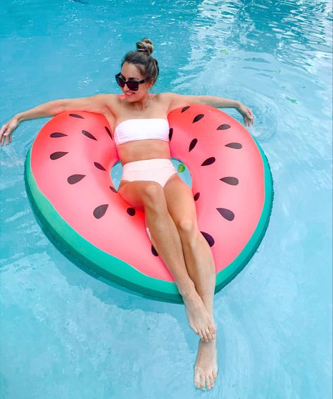 Sitting In Pool Float Reference, Pool Float Poses, Pool Float Photoshoot, Floatie Photoshoot, Water Park Photoshoot, Waterpark Photoshoot Ideas, Summer Poses Drawing, Pool Party Images, Swimming Pool Photography