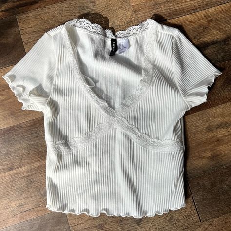 WHITE H&M TOP ! H M Shirts & Tops, H&m Clothes Women, H&m Clothes, H And M Tops, Digital Wardrobe, H And M, H&m Top, H&m Shirts, Birthday List