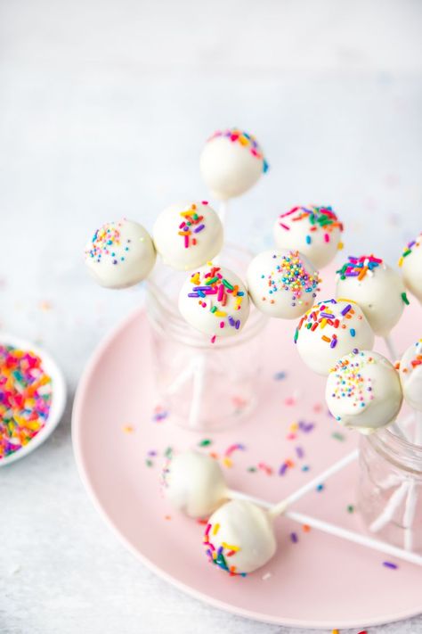 Funfetti Cake Pops, Frozen Cake Pops, Make Cake Pops, Chocolate Cake Pops, Cake Pop Molds, Canned Frosting, Cake Pop Stands, Birthday Cake Pops, Cake Pops How To Make