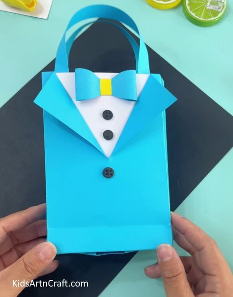 Easy Origami Shirt and Bow Paper Bag Craft At Home Check more at https://www.kidsartncraft.com/shirt-bow-paper-bag-tutorial/ Making Tshirt, Simple Paper Crafts, Origami Shirt, Craft At Home, Paper Bag Crafts, Paper Bag Making, Bag Craft, Easy Origami, Bag Tutorial