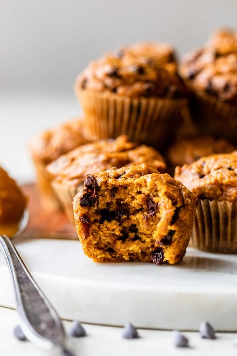 Healthy Pumpkin Chocolate Chip Muffins, Pumpkin Chocolate Chip Muffin Recipe, Pumpkin Foods, Mini Pumpkin Muffins, Muffins Pumpkin, Fall Goodies, Pumpkin Treats, Pumpkin Breakfast, Kids Breakfast