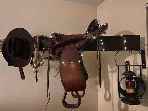 Saddle Display Ideas, Saddle Ideas Home Decor, Saddle Wall Mount, English Saddle Decor, Display Saddle In House, Saddle Home Decor, Saddle Wall Decor, Saddle Decor Ideas House, Western Office Decor Ideas Rustic