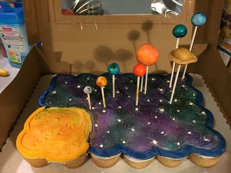 Solar System Cupcake Cake. Outer space never looked so good! Outer Space Cupcake Cake, Space Cupcake Cake, Solar System Cupcakes, Outer Space Cupcakes, Solar System Cake, Space Cupcakes, Outer Space Baby Shower, Planet Birthday, Planet Cake