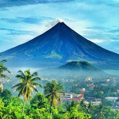 Mount Mayon, Philippine Economy, Luzon Philippines, Legazpi City, Philippines Tourism, Beautiful Philippines, Palm Tattoos, Baguio City, Earth Colors